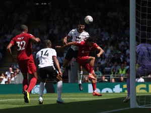 Alexander-Arnold Meleng Melulu saat Bertahan