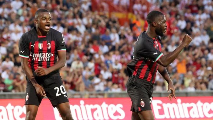 VICENZA, ITALY - AUGUST 06: Fikayo Tomori celebrates after scoring the his teams five goal during the pre-season friendly match between Vicenza and AC Milan at Stadio Romeo Menti on August 06, 2022 in Vicenza, Italy. (Photo by Giuseppe Cottini/Getty Images)