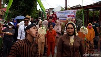 Mahar seperangkat alat salat dan buku sejarah perjuangan. Kenapa harus buku sejarah? Karena pengantin harus tahu sejarah bangsa dan bagaimana mengisi ke depannya hilangkan perselisihan, perbedaan dan membangun Indonesia lebih baik lagi, lanjut Ryan. Foto: Pradito Rida Pertana/detikJateng