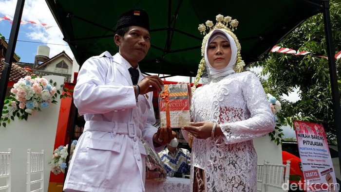 Acara nikah bareng digelar di Jogja, Minggu (7/8/2022). Mahar pengantin salah satunya buku sejarah. Rangkaian akad nikah, pengantin mengikuti lomba makan kerupuk. Acara nikah bareng digelar di Jogja, Minggu (7/8/2022). Mahar pengantin salah satunya buku sejarah. Rangkaian akad nikah, pengantin mengikuti lomba makan kerupuk.