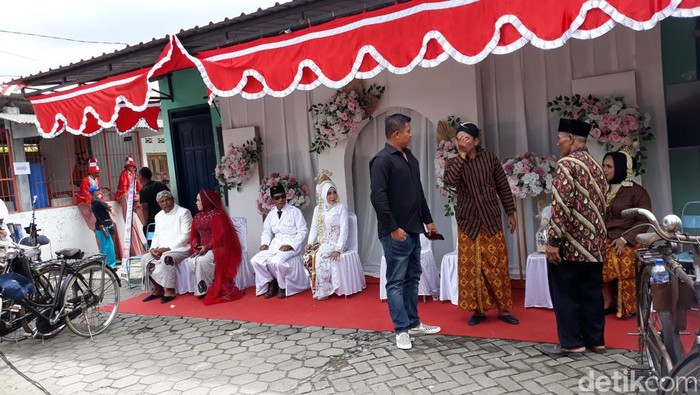 Acara nikah bareng digelar di Jogja, Minggu (7/8/2022). Mahar pengantin salah satunya buku sejarah. Rangkaian akad nikah, pengantin mengikuti lomba makan kerupuk.