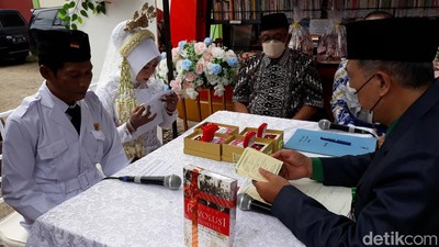 Unik! Nikah Bareng di Jogja, Pengantin Lomba Makan Kerupuk-Mahar Buku Sejarah