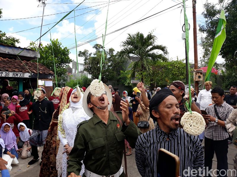 Acara nikah bareng digelar di Jogja, Minggu (7/8/2022). Mahar pengantin salah satunya buku sejarah. Rangkaian akad nikah, pengantin mengikuti lomba makan kerupuk.