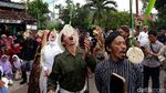 Unik! Nikah Bareng di Jogja, Pengantin Lomba Makan Kerupuk-Mahar Buku Sejarah