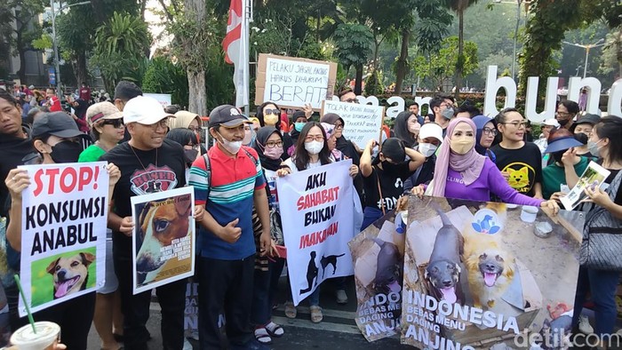 Aksi pecinta hewan Surabaya