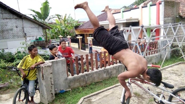 Andi Grey saat sedang beraksi di hadap anak-anak.