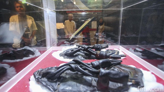 Antusias Warga Lihat Pameran Artefak Nabi Muhammad di Bekasi Pameran artefak Nabi Muhammad SAW dan sahabat nabi di Museum Bekasi, Tambun Selatan. Pameran ini disambut antusias warga.