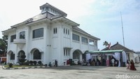 Banyak pengunjung yang tidak ingin melewatkan kesempatan untuk melihat barang-barang bersejarah milik Rasulullah SAW yang sangat jarang dijumpai.