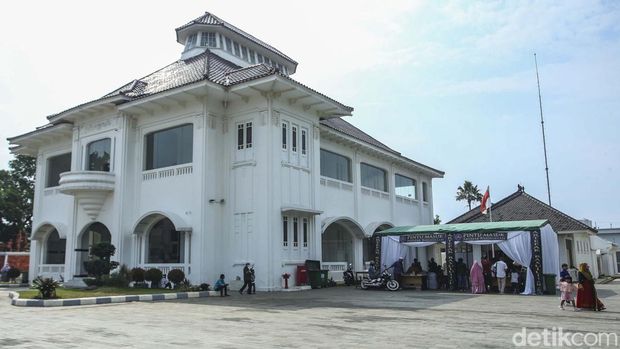 Pameran artefak Nabi Muhammad SAW dan sahabat nabi di Museum Bekasi, Tambun Selatan. Pameran ini disambut antusias warga.