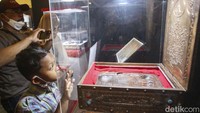 Para pengunjung nampak antusias, beberapa dari mereka turut membawa serta anaknya untuk melihat secara langsung peninggalan nabi.