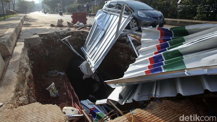 Sebuah lubang menganga di Jalan Inspeksi Kalimalang, Kota Bekasi. Tutup lubang proyek tersebut tampak rusak.