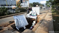 Belum diketahui penyebab dari rusaknya penutup proyek tersebut.