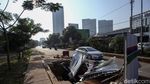 Awas Jangan Meleng, Lubang Proyek Menganga di Jalan Inspeksi Kalimalang