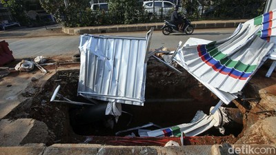 Awas Jangan Meleng, Lubang Proyek Menganga di Jalan Inspeksi Kalimalang