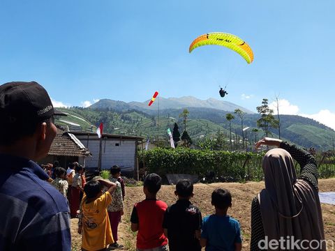 Boyolali memiliki spot paralayang dengan suguhan pemandangan alam yang menawan di antara Gunung Merbabu dan Merapi. Foto diambil Minggu (7/8/2022).