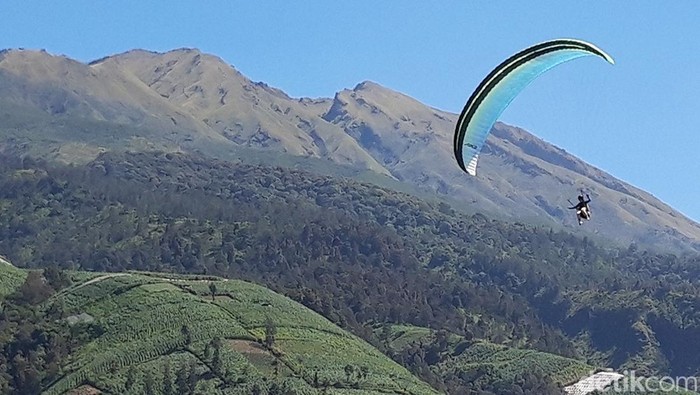 Boyolali memiliki spot paralayang dengan suguhan pemandangan alam yang menawan di antara Gunung Merbabu dan Merapi. Foto diambil Minggu (7/8/2022).