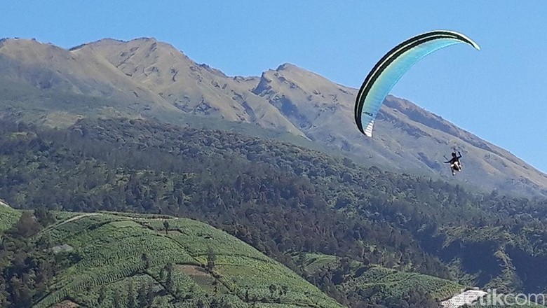 Boyolali memiliki spot paralayang dengan suguhan pemandangan alam yang menawan di antara Gunung Merbabu dan Merapi. Foto diambil Minggu (7/8/2022). Boyolali memiliki spot paralayang dengan suguhan pemandangan alam yang menawan di antara Gunung Merbabu dan Merapi. Foto diambil Minggu (7/8/2022).