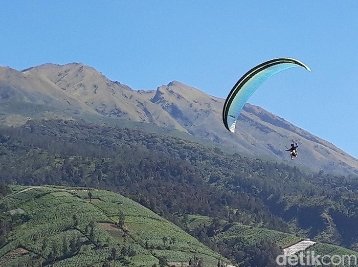 Boyolali memiliki spot paralayang dengan suguhan pemandangan alam yang menawan di antara Gunung Merbabu dan Merapi. Foto diambil Minggu (7/8/2022).