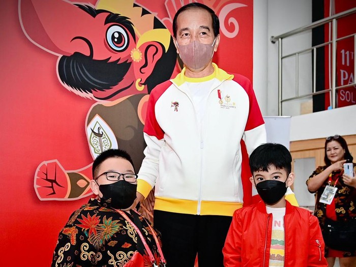 Seorang anak berusia 9 tahun bernama Jovan dari Kabupaten Kubu Raya, Kalimantan Barat, akhirnya dapat bertemu dengan Presiden Joko Widodo (Jokowi). Presiden Jokowi dan Jovan bertemu di Stadion Manahan, Surakarta.