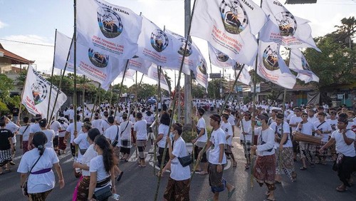 Desa Adat Penyaringan turut menyatakan sikap penolakan lokasi tersus LNG di kawasan mangrove, Minggu (7/8/2022).