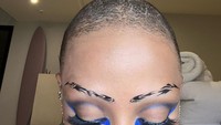 Saat menyapa fans lewat live belum lama ini, ia menjelaskan alasannya memangkas rambut. Foto: (dok. Instagram Doja Cat)