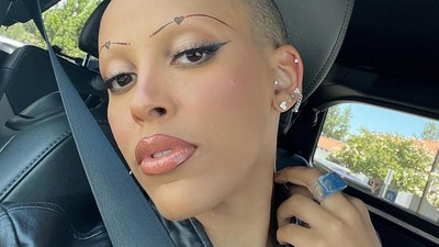 Tak Suka Punya Rambut, Doja Cat Kini Tampil Botak
