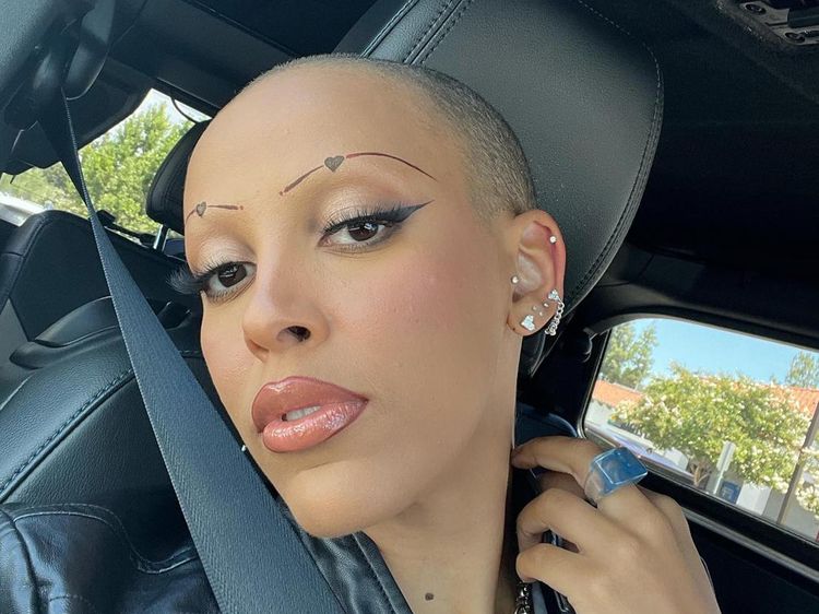 Tak Suka Punya Rambut, Doja Cat Kini Tampil Botak