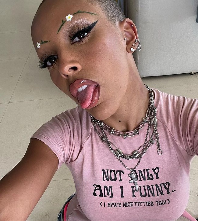 Namun Doja Cat meyakinkan penggemarnya bahwa dia baik-baik saja. “tulah yang aku katakan. Aku kaya, aku baik-baik saja,” ungkap Doja di awal klipnya di Instagram.Foto: (dok. Instagram Doja Cat)