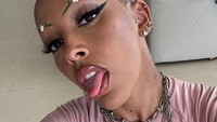 Dalam foto tersebut, terlihat dengan kepala botak. Foto: (dok. Instagram Doja Cat)