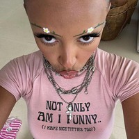 Seperti inilah penampilannya dengan rambut botak. Doja Cat juga melakukan hal ekstrem, yakni mencukur alisnya. Foto: (dok. Instagram Doja Cat)