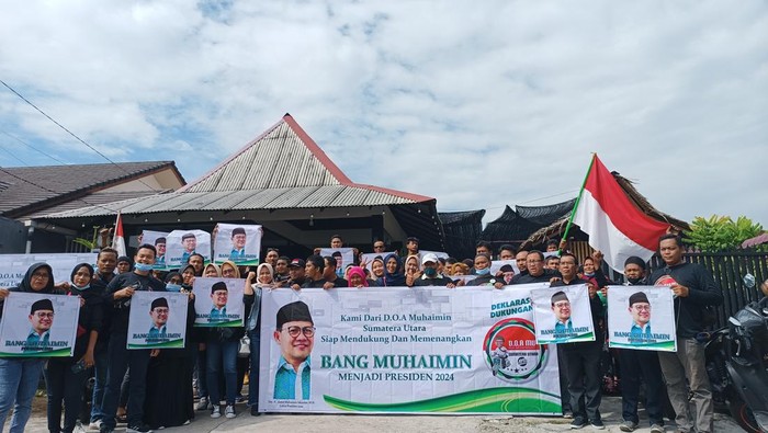Puluhan driver ojek online yang tergabung dalam Driver Ojek Anak Muhaimin (Doa Mu) mendeklarasikan Ketua Umum PKB Muhaimin Iskandar (Cak Imin) sebagai Presiden 2024, Minggu (7/8/2022). Goklas Wisely/detikSumut.