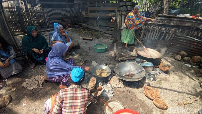 Emak-emak di Polewali Mandar mengikuti pelatihan mengolah buah mangrove jadi keripik.