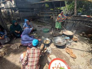 Pemuda di Polman Latih Emak-emak Sulap Buah Mangrove Jadi Keripik
