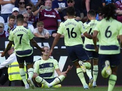 Debut Erling Haaland di Premier League memang tidak ditandai dengan hat-trick. Tapi tetap impresif dengan dirinya memborong dua gol kemenangan Manchester City di markas West Ham. Foto: AP/Frank Augstein  