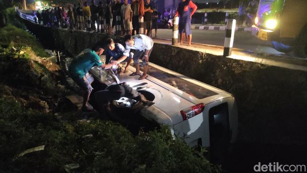 Evakuasi mobil Hiace tercebut di parit Arteri Porong, Sidoarjo