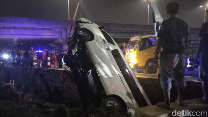 Evakuasi mobil Hiace tercebut di parit Arteri Porong, Sidoarjo