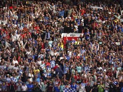 Namun, hasil di Old Trafford justru jauh dari harapan fans MU. Justru suporter Brighton ini yang bersorak usai unggul dua gol duluan dalam kemenangan 2-1&nbsp;di markas MU. Foto: AP/Dave Thompson
