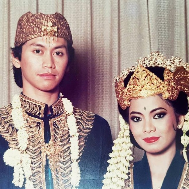 Addie MS dan Memes akan memasuki ulang tahun pernikahan ke-35 pada 13 September 2022 mendatang. Orang tua dari Kevin Aprilio dan Tristan Juliano itu pun mengusung adat Jawa saat menikah. Foto: Instagram