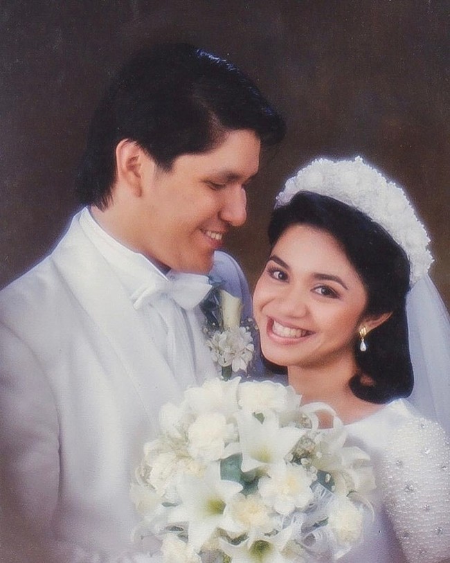 Tak disangka, hubungan Ruth Sahanaya dan Jeffrey Waworuntu bermula saat keduanya jenuh dengan pasangan masing-masing. Meskipun begitu keduanya masih setia menjalin rumah tangga setelah menikah pada 7 Mei 1994 dan dikaruniai dua putri, Nadine dan Amabel. Foto: Instagram