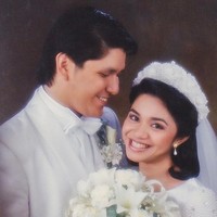 Tak disangka, hubungan Ruth Sahanaya dan Jeffrey Waworuntu bermula saat keduanya jenuh dengan pasangan masing-masing. Meskipun begitu keduanya masih setia menjalin rumah tangga setelah menikah pada 7 Mei 1994 dan dikaruniai dua putri, Nadine dan Amabel. Foto: Instagram