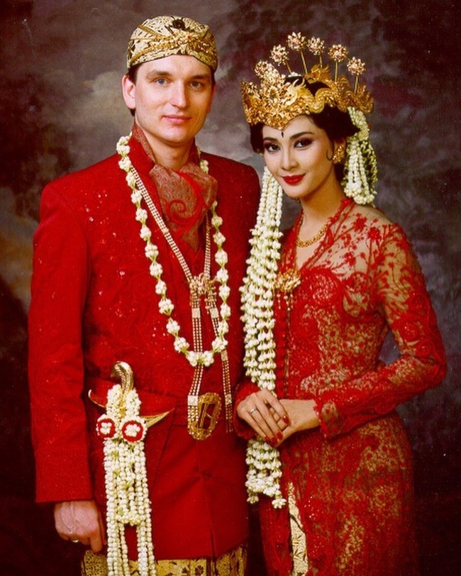 Pernikahan Maudy Koesnaedi juga jauh dari gosip miring. Dia menikahi pria berkebangsaan Belanda, Erik Meijer pada 23 September 2001 dengan konsep adat Jawa. Pasangan itu dikaruniai seorang putra bernama Eddy Maliq Meijer pada 2007. Foto: Instagram