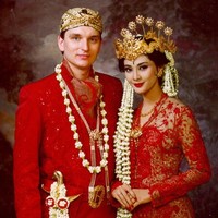 Pernikahan Maudy Koesnaedi juga jauh dari gosip miring. Dia menikahi pria berkebangsaan Belanda, Erik Meijer pada 23 September 2001 dengan konsep adat Jawa. Pasangan itu dikaruniai seorang putra bernama Eddy Maliq Meijer pada 2007. Foto: Instagram