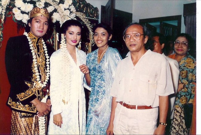 Ikang Fawzi dan Marissa Haque masih terlihat serasi hingga kini. Dari hasil pernikahannya pada 3 Juli 1986, pasangan artis itu dikaruniai dua putri cantik, Bella dan Chiki Fawzi yang merilis lagu bersama. Foto: Instagram
