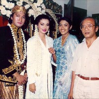 Ikang Fawzi dan Marissa Haque masih terlihat serasi hingga kini. Dari hasil pernikahannya pada 3 Juli 1986, pasangan artis itu dikaruniai dua putri cantik, Bella dan Chiki Fawzi yang merilis lagu bersama. Foto: Instagram