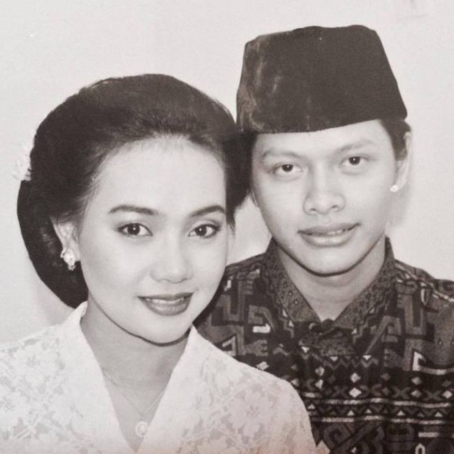 Armand Maulana dan Dewi Gita menikah pada 11 Januari 1994. Momen tersebut diabadikan sang vokalis lewat lagunya bersama GIGI yang berjudul 11 Januari. Keduanya dikaruniai seorang putri Naja Dewi Maulana yang cantik dan berprestasi. Foto: Instagram