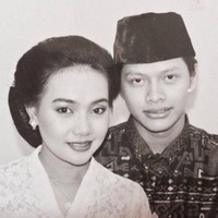 Armand Maulana dan Dewi Gita menikah pada 11 Januari 1994. Momen tersebut diabadikan sang vokalis lewat lagunya bersama GIGI yang berjudul 11 Januari. Keduanya dikaruniai seorang putri Naja Dewi Maulana yang cantik dan berprestasi. Foto: Instagram