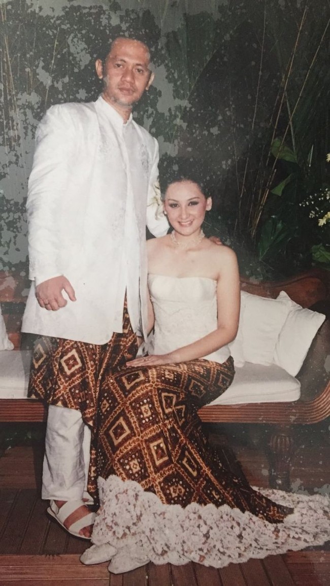 Mona Ratuliu dinikahi Indra Brasco saat berusia 20 tahun pada 14 September 2002. Pasangan itu belum lama menyambut kelahiran anak keempatnya, Numa, di tanggal cantik 20 Mei 2020 pukul 20.20 WIB. Foto: Instagram