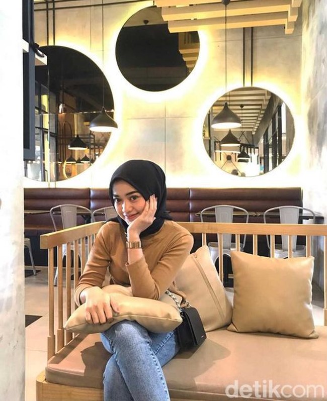 Wanita yang kini berusia 24 tahun ini berstatus sebagai mahasiswi Universitas Jember (Unej), angkatan 2016 saat menjalani KKN hingga cinlok. Dia menjalani KKN selama 40 hari pada 2019 di desa Pucanganom, Jambesari, Bondowoso, Jawa Timur yang merupakan desa tempat tinggal anak kepala desa, Dandi Zainal Arifin, yang kini menjadi suaminya. Foto: Dok. pribadi Alma Alfarini.