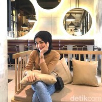 Wanita yang kini berusia 24 tahun ini berstatus sebagai mahasiswi Universitas Jember (Unej), angkatan 2016 saat menjalani KKN hingga cinlok. Dia menjalani KKN selama 40 hari pada 2019 di desa Pucanganom, Jambesari, Bondowoso, Jawa Timur yang merupakan desa tempat tinggal anak kepala desa, Dandi Zainal Arifin, yang kini menjadi suaminya. Foto: Dok. pribadi Alma Alfarini.