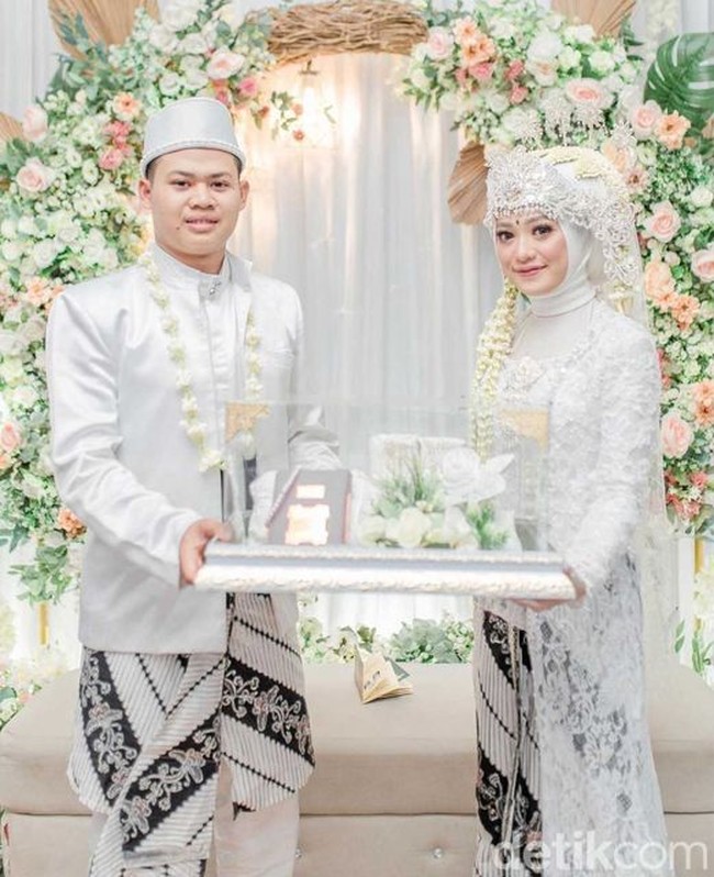 Alma mengungkapkan Kepala Desa memperkenalkan anaknya pada saat dia menjalani KKN. Ketika itu awalnya dia dan anak sang Kades tidak langsung memiliki perasaan tertentu alias biasa saja karena sama-sama sedang menjalani masa kuliah. “Reaksinya biasa aja cuma saling pandang, karena memang tidak menyangka akan menjalin hubungan lebih lanjut. Karena waktu itu dia juga ternyata sedang menempuh kuliah di universitas yang sama dengan saya. Hanya saja dia di fakultas pertanian jurusan Agronomi angkatan 2017. Itu pun yang mengenalkannya kepada saya adalah bapaknya sendiri yaitu pak Kades, kata Alma. Foto: Dok. pribadi Alma Alfarini.